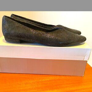 VANELi Women's  black embossed leather low heel pumps, almond toe,  Size 8N